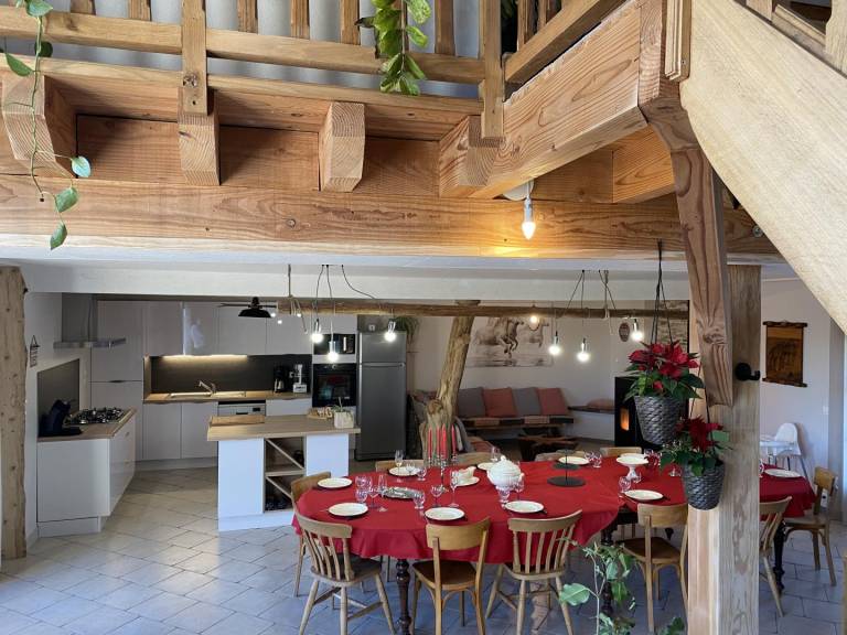 Gite with yard, pool & terrace in Montlucon