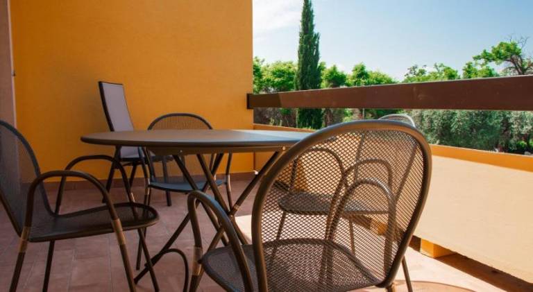 Child-friendly serviced apartment with private pool, yard & patio | Perfect for remote work | Pets allowed — photo 5