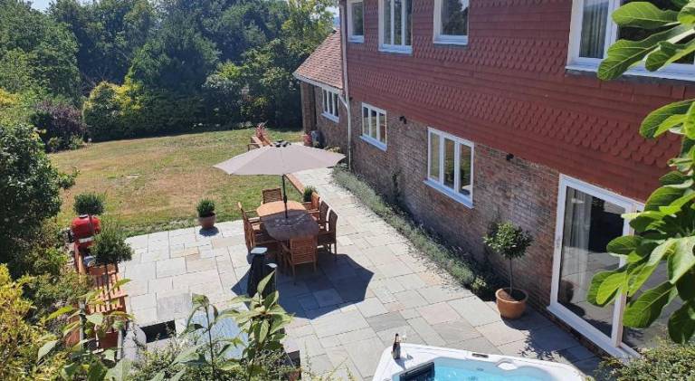 House with jacuzzi — photo 2