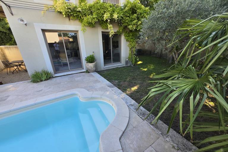 Vacation home with private pool, barbecue & patio — photo 4