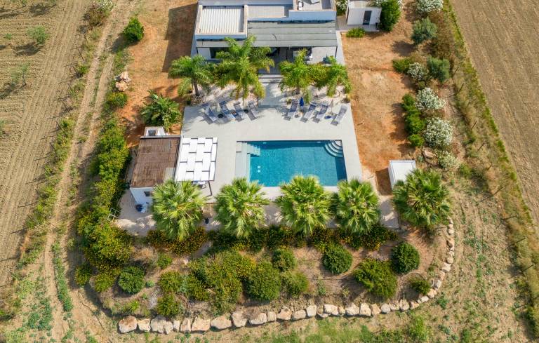 Family-oriented house with BBQ, private pool & patio | Water view | Pet-friendly — photo 4
