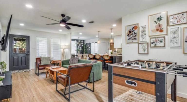 House with hot tub — photo 4