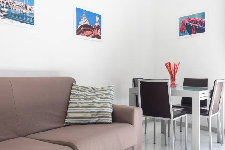 Holiday apartment with fast internet & terrace | City view — photo 3