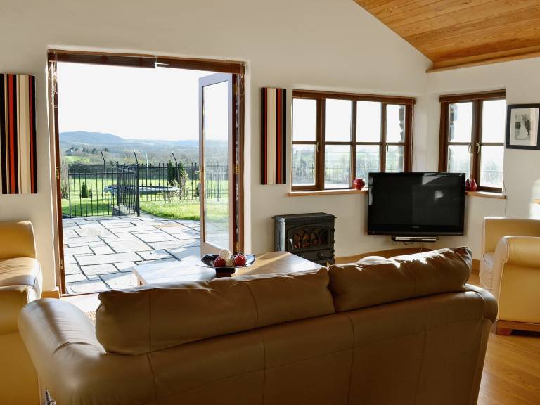 Cottage with garden, grill & hot tub — photo 2