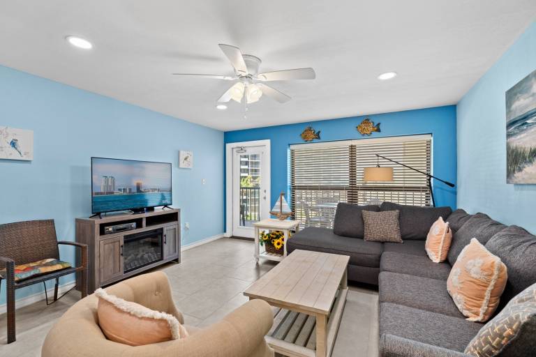 Family-friendly condo with patio & private pool | Beach nearby | Dogs allowed — photo 3
