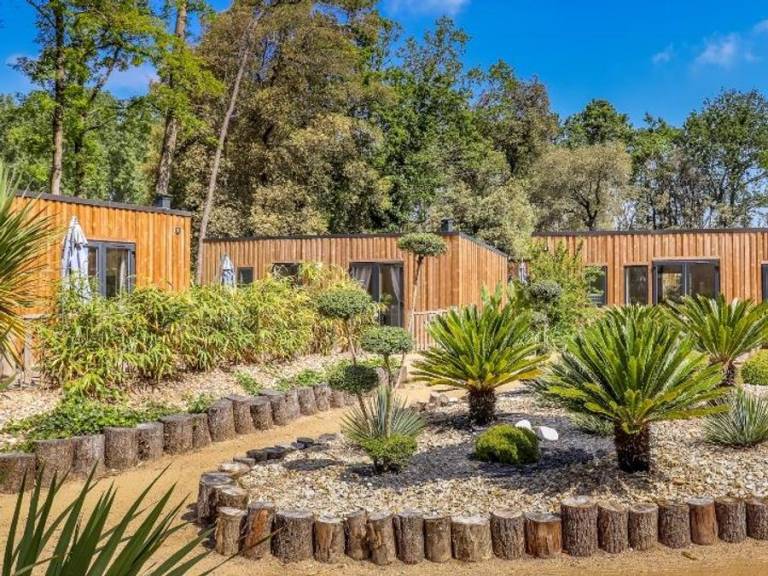 Child-friendly mobile home with grill, heated pool & patio | Pets allowed — photo 2