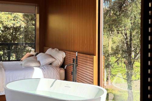 Lodge with hot tub — photo 2