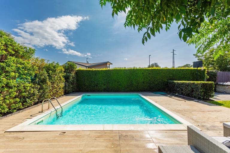 Nice holiday apartment with yard, private pool & grill | Garden view | Dogs allowed — photo 3