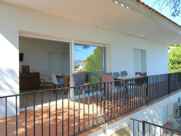 House with yard — photo 3