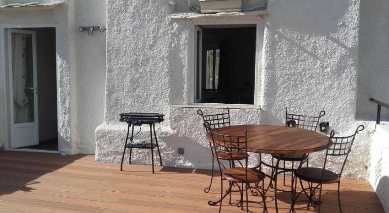 Apartment with patio — photo 5