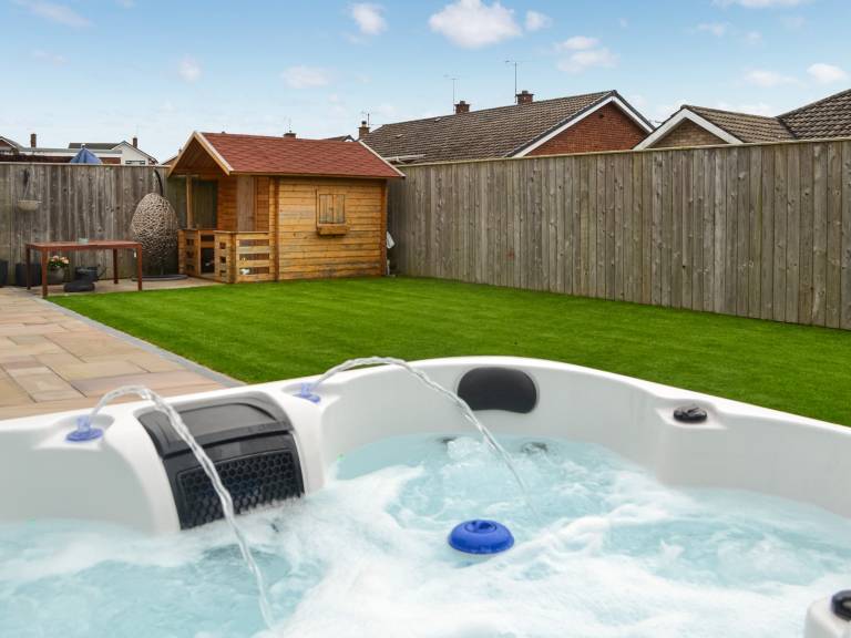 Family-friendly cottage with yard, barbecue & hot tub | River view | Pets allowed in Bridlington