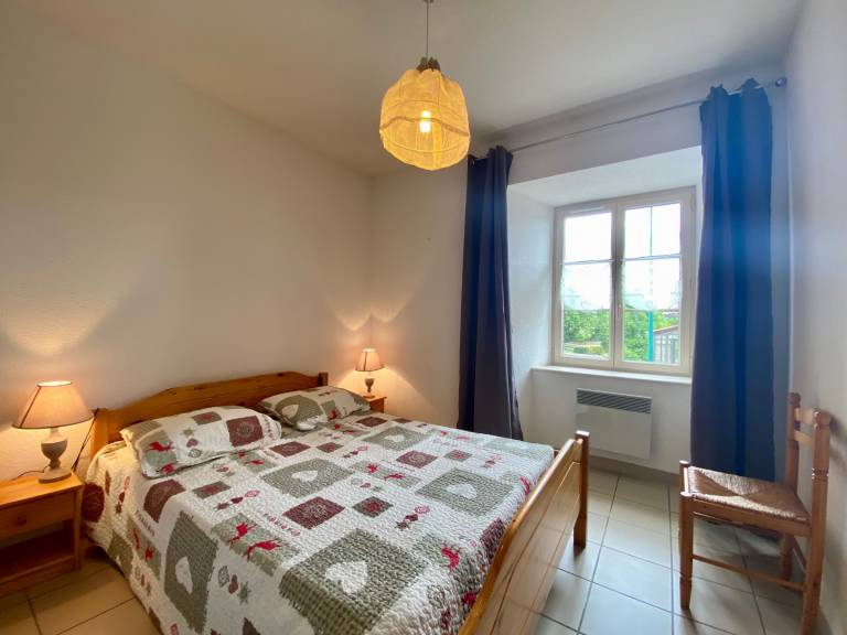 Charming 3-Bed Cottage in Quaint Alleyrac Village with Enclosed Yard and Modern Amenities — photo 4