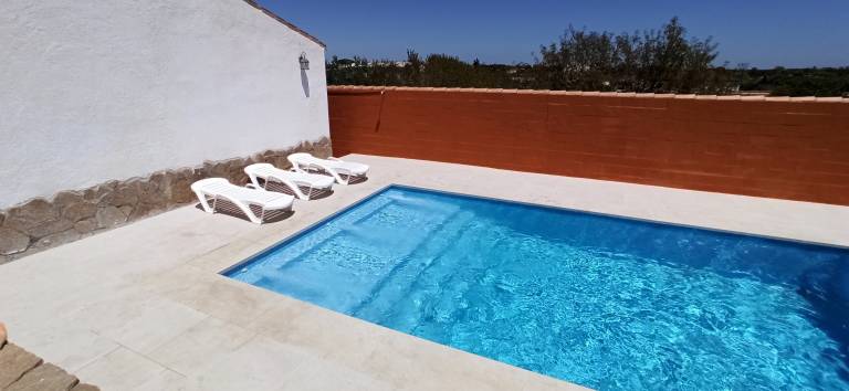 Charming House with Spacious Garden, Pool, Terrace, Wi-Fi – Pet Friendly in Chiclana de la Frontera