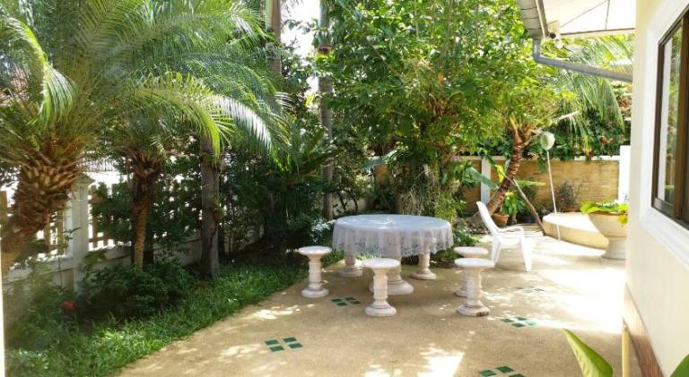 Villa with pool — photo 5