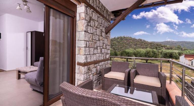 Apartment with grill, patio & yard in Sithonia