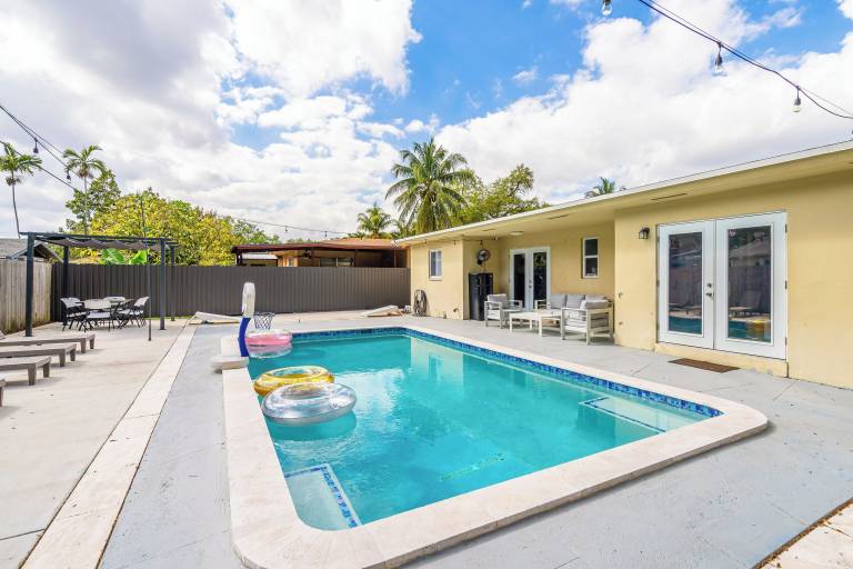 Hus North Miami Beach