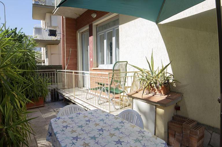 Rental apartment with yard — photo 4