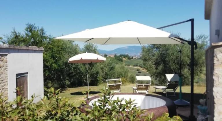 Vacation home with yard, jacuzzi & BBQ — photo 3