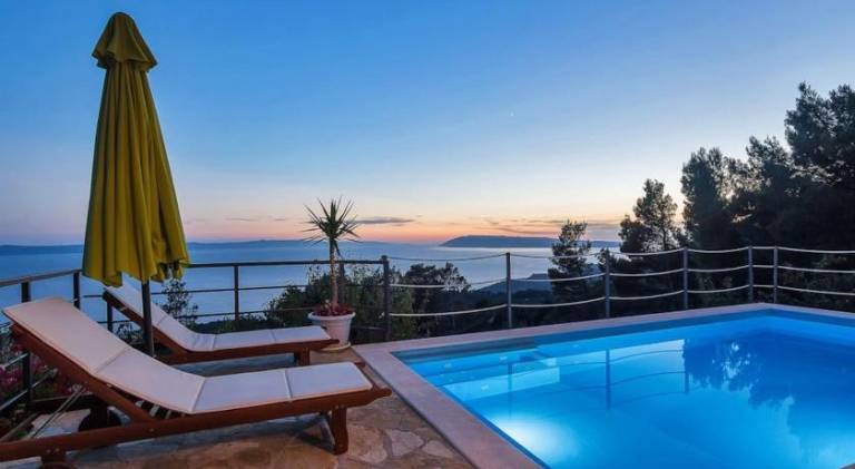 Vacation home with pool in Tucepi