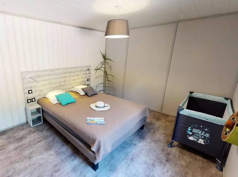Chalet with grill, garden & hot tub | Pets allowed — photo 3