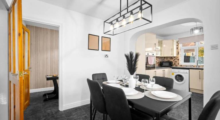 Stylish 3 Bedroom House - Garden - Pool Table - Parking 165M — photo 5