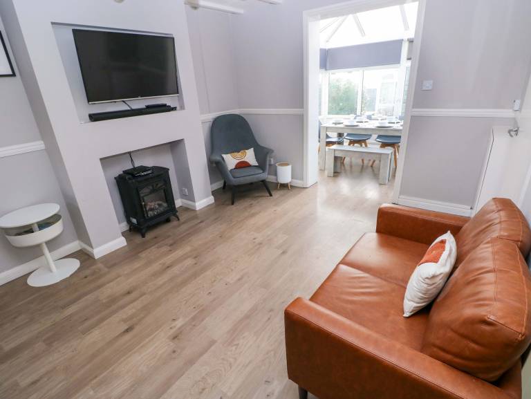 Child-friendly cottage with pool, garden & BBQ | Beach view | Dogs allowed — photo 3