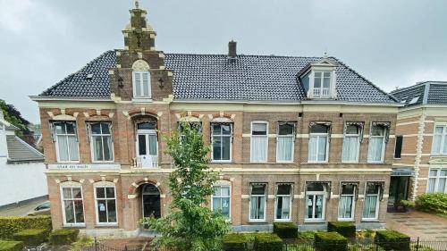 bij DE RODE DEUR