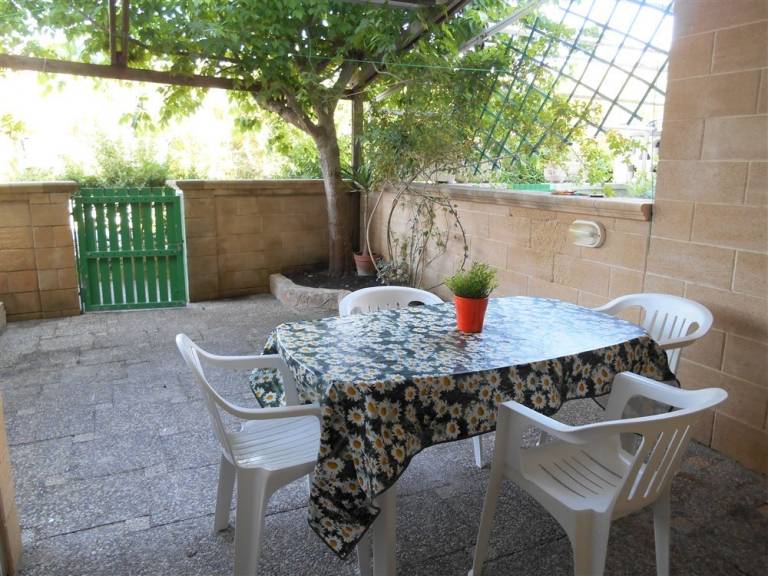 Family-oriented wonderful rental apartment with patio & garden | Garden view | Beach nearby | Dogs allowed — photo 2