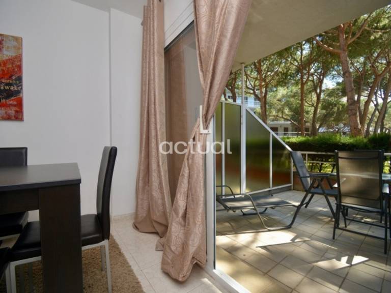 Rental apartment with barbeque, pool & yard — photo 3