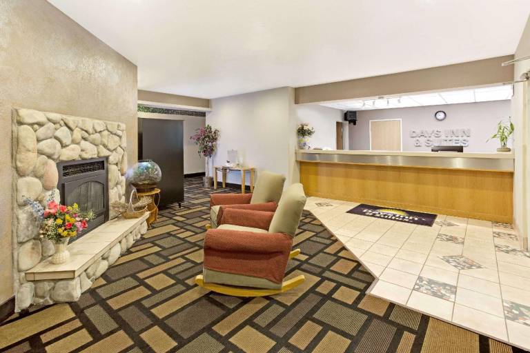Days Inn & Suites by Wyndham Castle Rock — photo 2