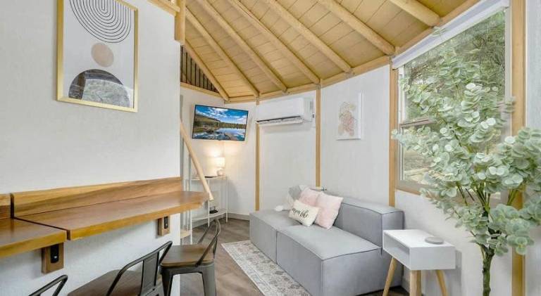 House with jacuzzi — photo 3