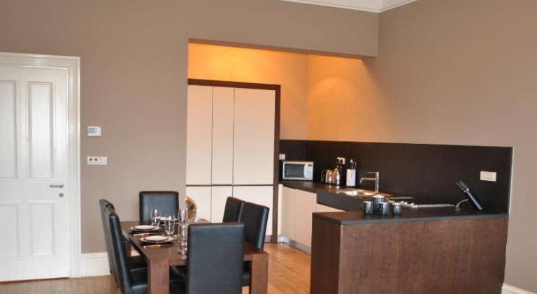Serviced apartment with yard | Close to Kelvingrove Art Gallery and Museum | Good for workation — photo 2