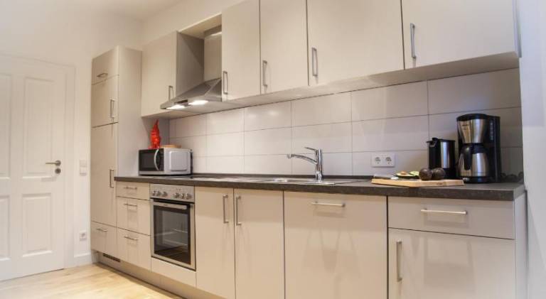 Serviced apartment with patio & yard — photo 2