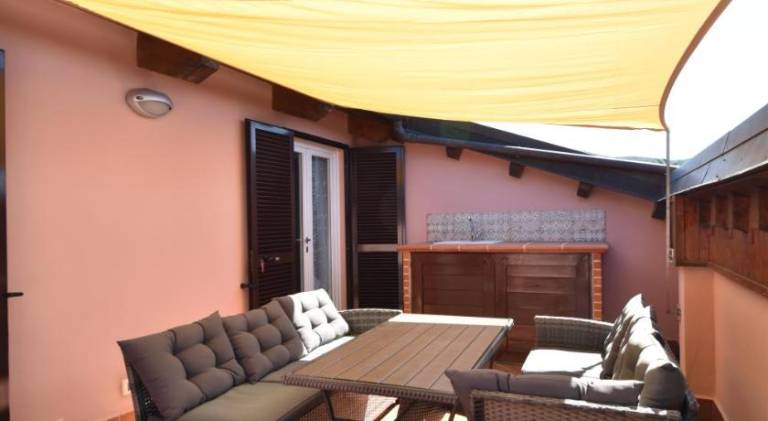 Apartment with yard & patio — photo 3