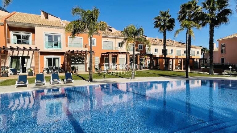 House with pool, yard & terrace in Albufeira
