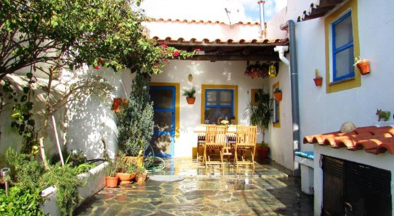 Lovely vacation home with barbeque, yard & terrace | Pets are welcome — photo 3