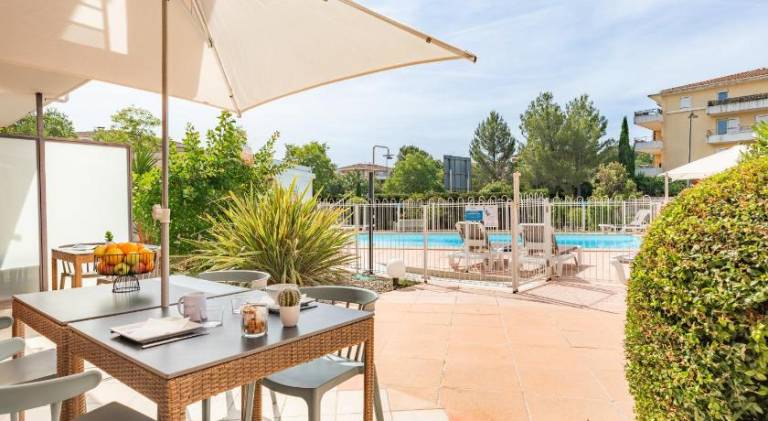 Serviced apartment with private pool, patio & garden | Perfect for remote work — photo 5