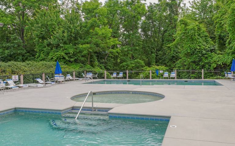 Cabin with pool & barbeque | Mountain view in Gatlinburg, TN