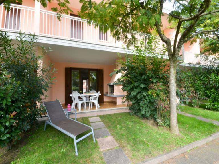 Villa with yard, pool & barbecue | Garden view — photo 4