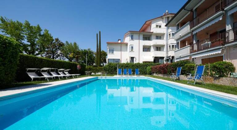 Apartment with jacuzzi & pool — photo 4