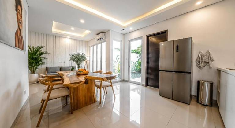 Child-friendly villa with BBQ, private pool & patio | Perfect for remote work | Pet-friendly — photo 4