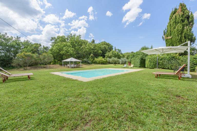 Family-oriented villa with barbecue, yard & private pool | Pets are welcome — photo 4
