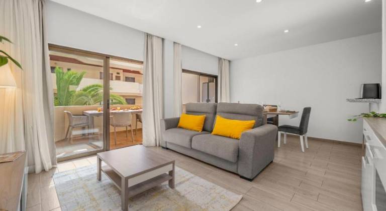 Holiday apartment with pool & garden — photo 2