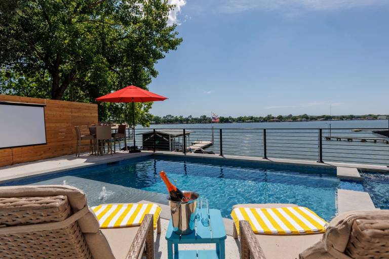 Vacation home with yard, grill & fast internet | Lake view — photo 3