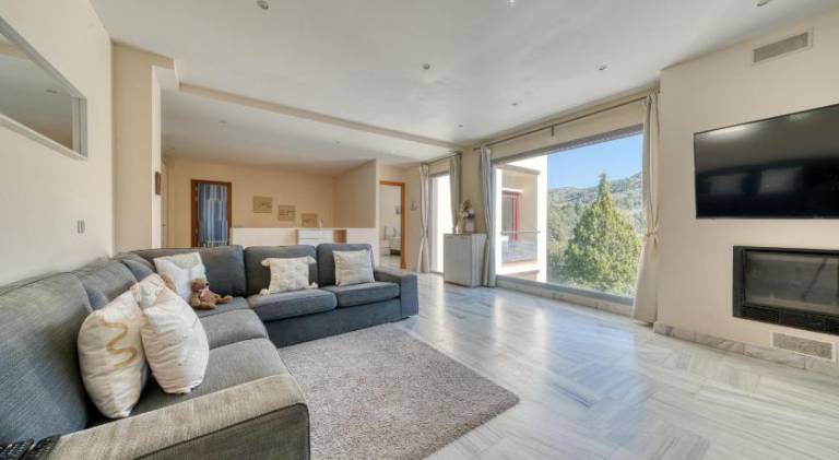 Fully equipped villa with hot tub, garden & patio | Suitable for remote work | Dogs allowed — photo 2