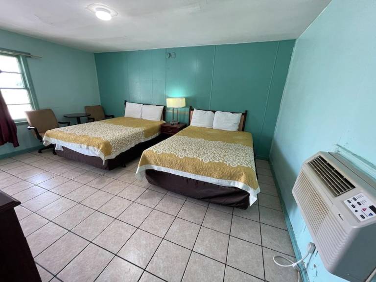 LAMPLIGHTER INN — photo 2