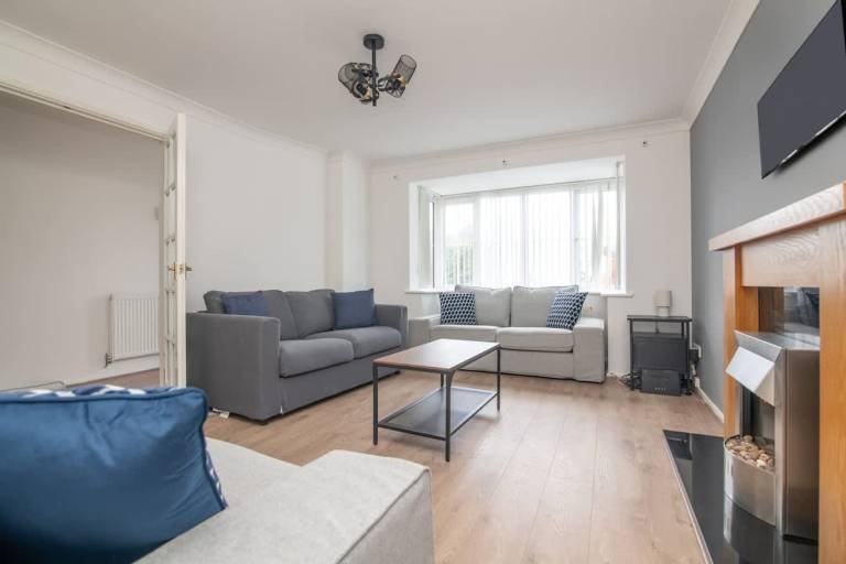 5 BD Large House Oadby