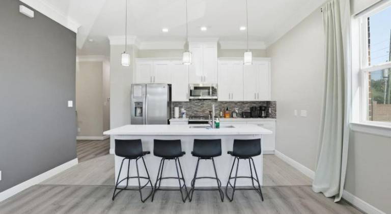 O14A Single Story 2BR King Beds Workspaces Gym — photo 3