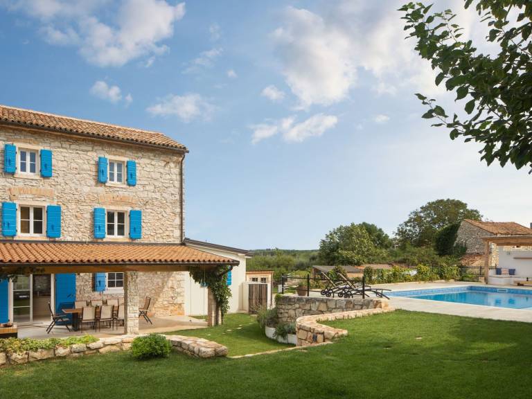Vacation home with barbecue & private pool in Umag