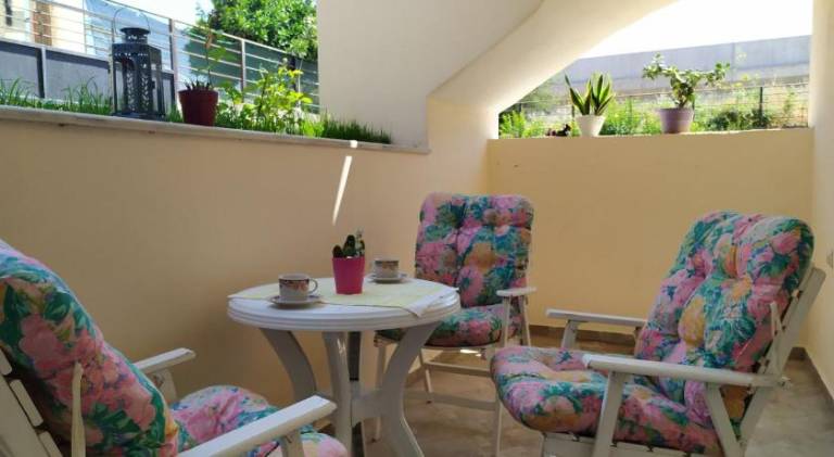 Rental apartment with yard & patio in Xylokastro-Evrostina